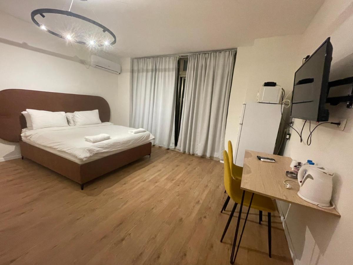 Rothschild 79 Hotel Petach Tikva Buitenkant foto